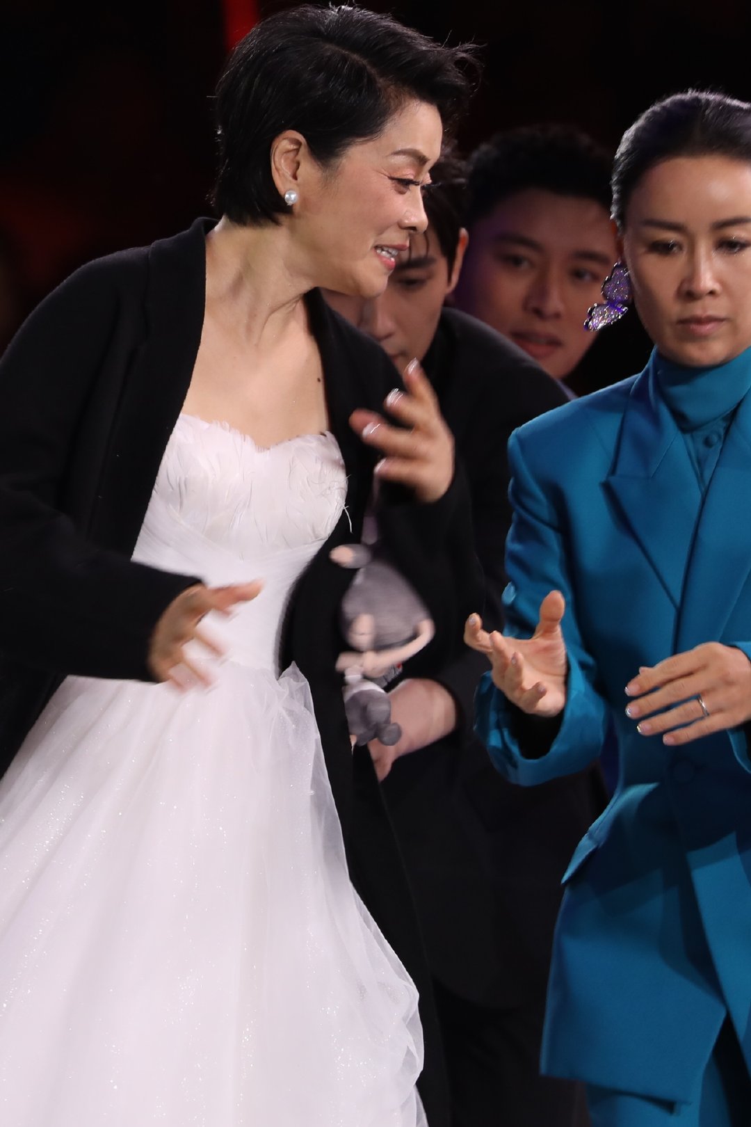 朱一龙跨年衣服,朱一龙瞬间脸红