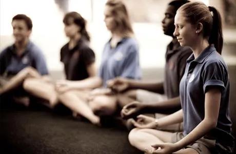 不是吧！还在健身房大汗淋漓，人家“坐着发呆”就健身了