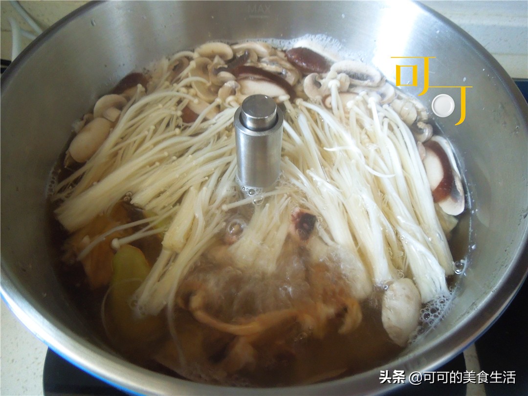 菌菇干墨鱼汤,墨鱼干杏鲍菇煲汤