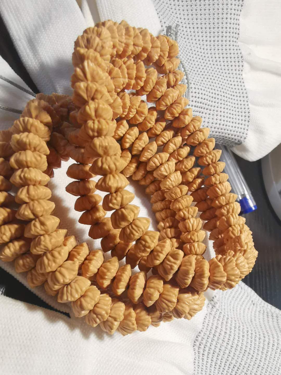 金叶莲花菩提是天然的吗,金叶莲花值得盘玩吗