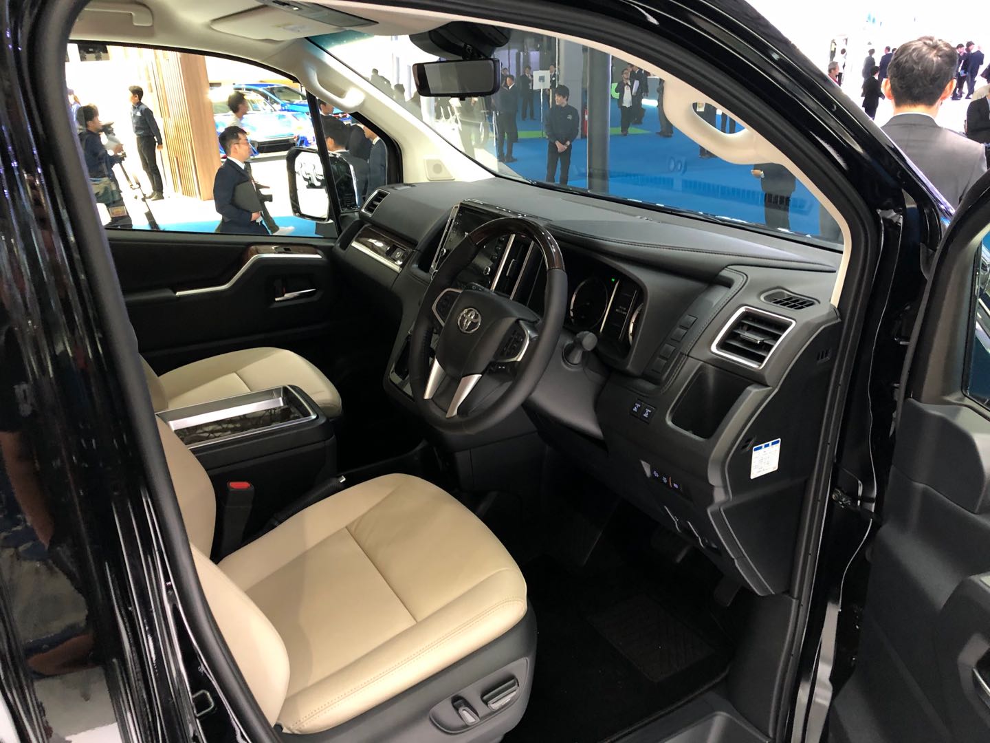 2019东京车展预热重磅新车早知道,路上偶遇丰田全新granace