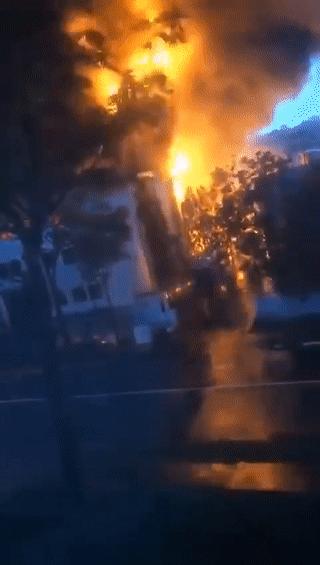 新加坡一化工厂大火狂烧6小时，出动130名消防员