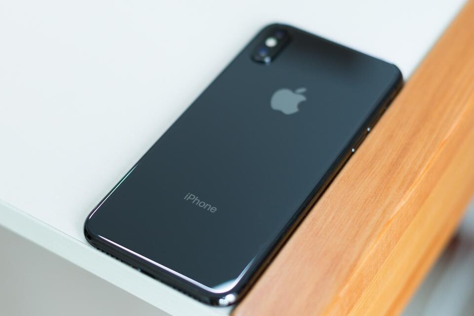 乘烫手赶快买个低配iPhoneXS，但64G真的够用吗