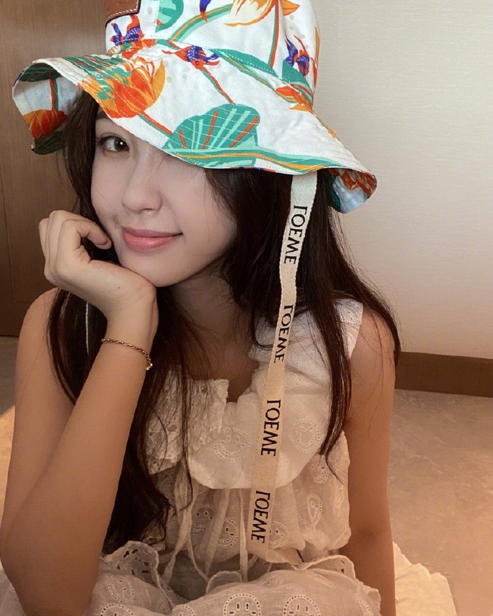 虞书欣纯欲风穿搭,虞书欣新造型粉色衣服头发怎么弄