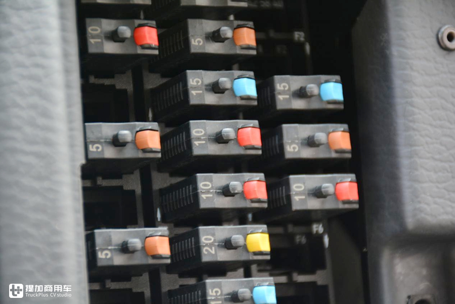 乌尼莫克和阿莫迪罗房车哪个大,阿莫迪罗乌尼莫克u5000房车