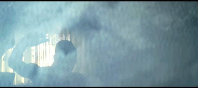 一名34岁男子跳水救人牺牲,游泳馆众人抢救溺水青年