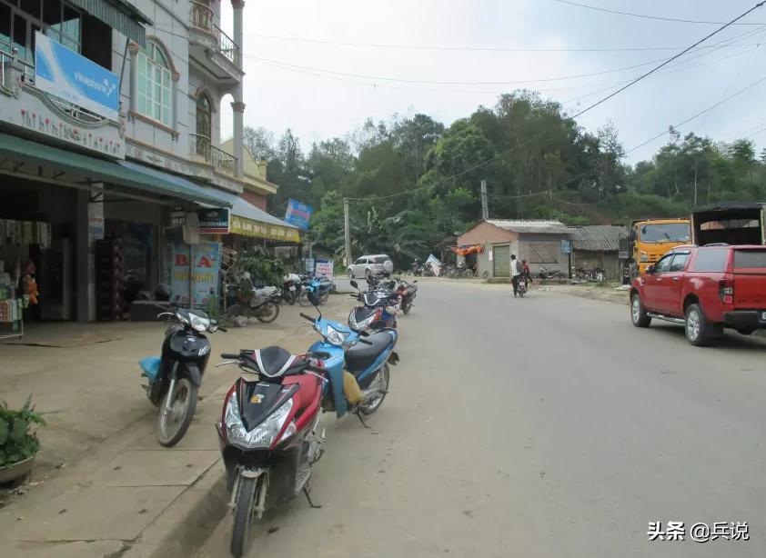 越南老兵重回当年战斗过的洞穴 (越南老兵回忆丛林战争)