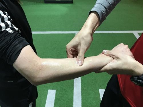 网球肘痛怎么锻炼,网球肘疼得抬不起来怎么治疗