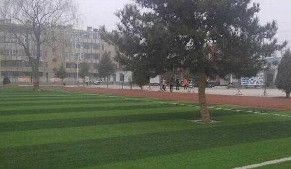 新建球场网友们吃瓜般尴尬，网友纷纷留言还能在尴尬点吗！