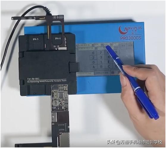 iPadAir2被锁了,师傅用一个仪器把它解锁了