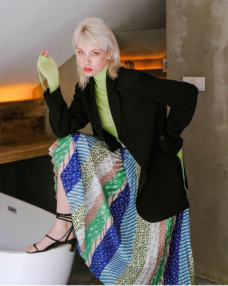 泫雅夏日必备,泫雅牛油果绿色毛衣