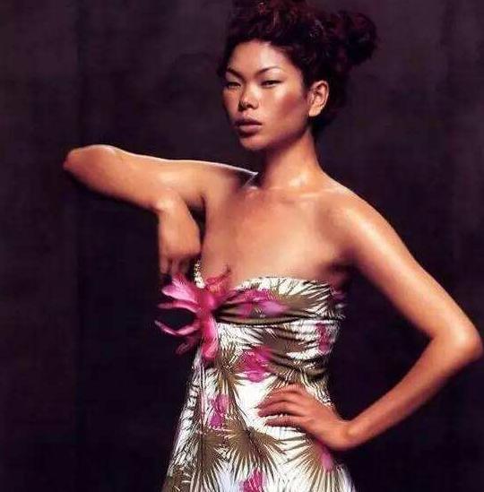 这个敢在客厅挂“*爱性**关系”画的妈妈，太飒了