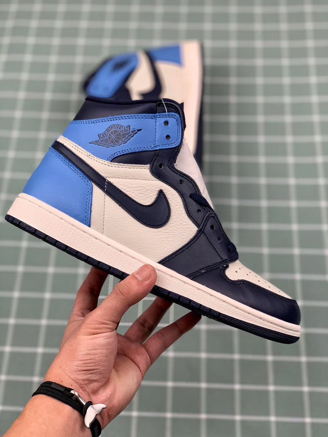 aj1黑曜石高帮上脚试穿,aj1黑曜石北卡蓝纯原和高版本区别