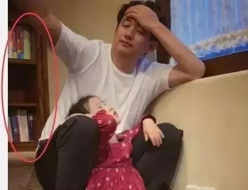 霍思燕喂嗯哼“吃百科全书”？与黄磊不谋而合！同款绘本都火了