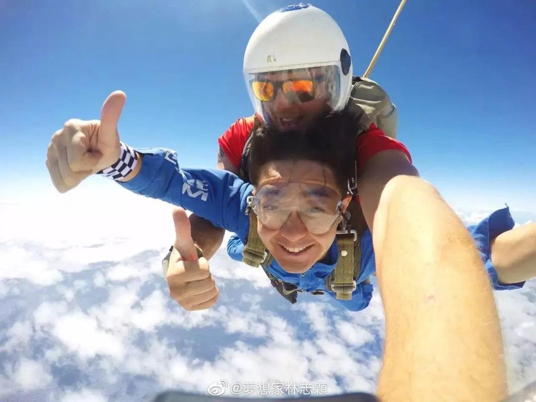 演艺圈里的职业赛车手,他是三个孩子的爸爸的英文怎么说