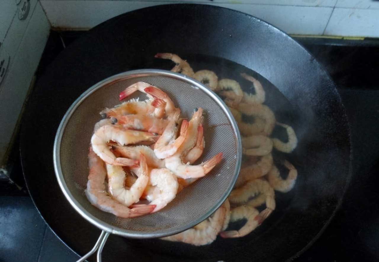 做基围虾不同方法的视频,基围虾怎么处理爽滑鲜嫩