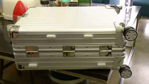 一女子在官方旗舰店买行李箱假货,旗舰店买行李箱是真的吗