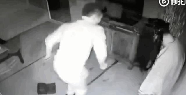 去鬼屋都被吓晕了,去鬼屋玩把工作人员给吓到