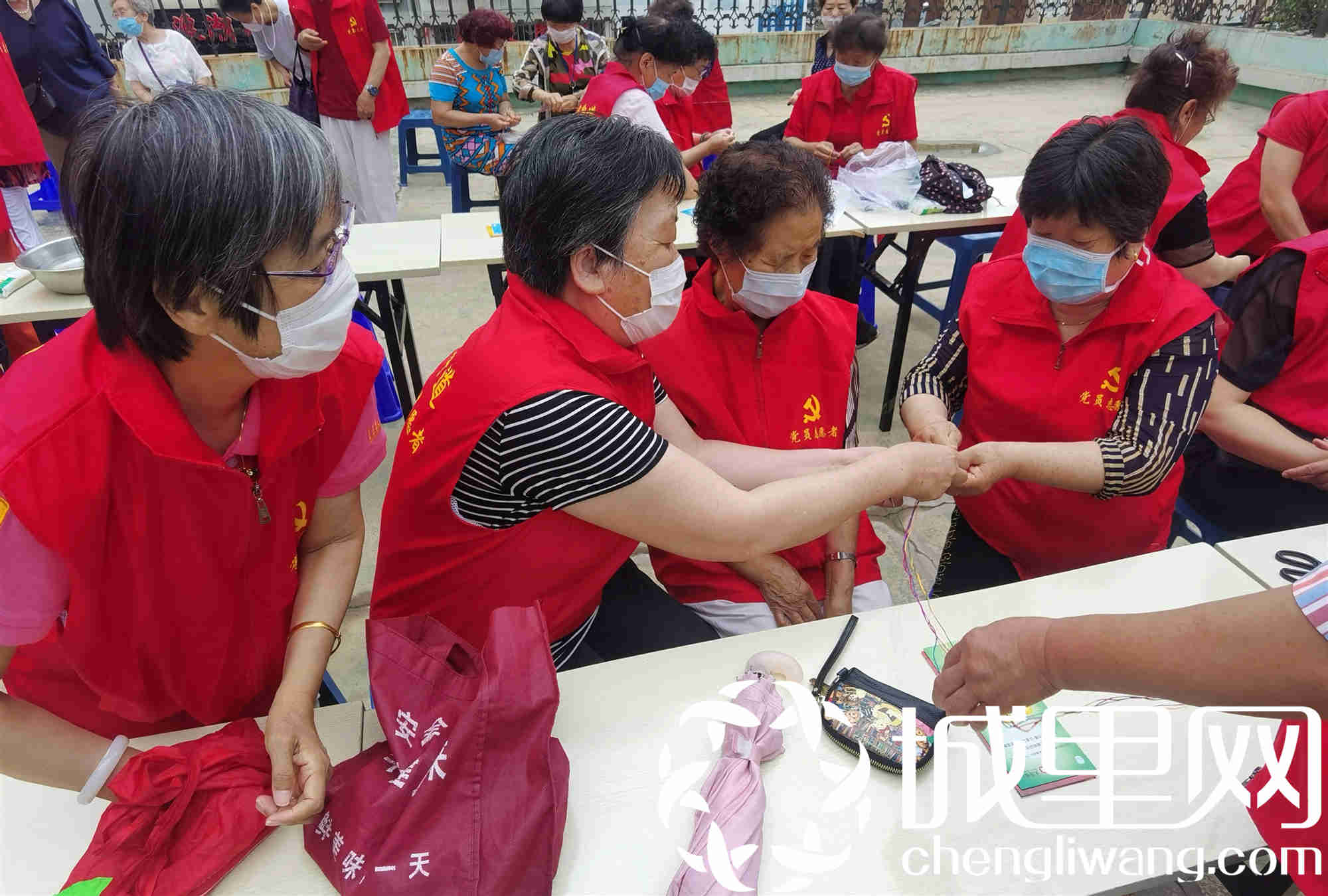 大连绿波社区:丝丝串红线浓浓邻里情