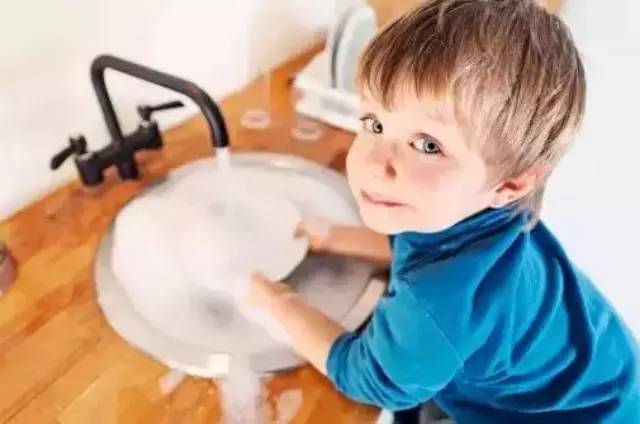 难道我们的孩子天生缺乏独立性吗?激发孩子的独立性很重要