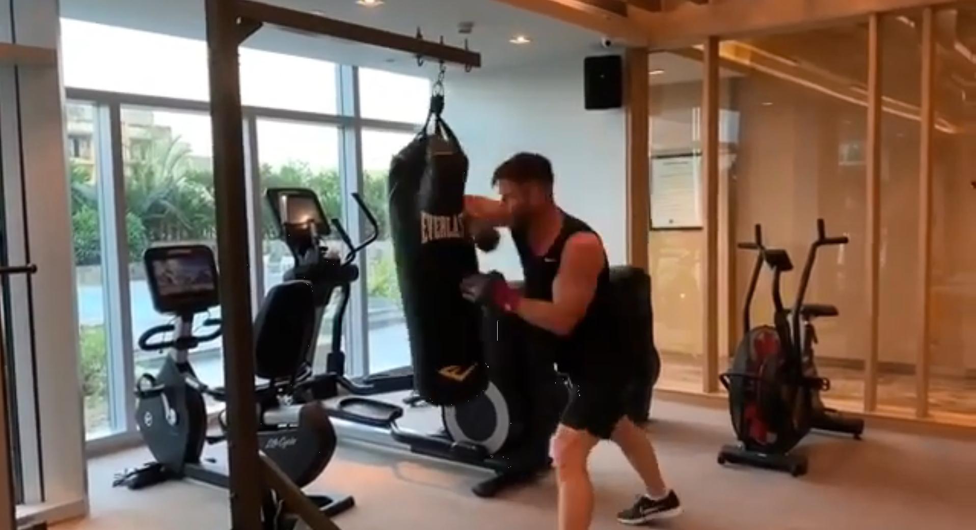 雷神秀胸肌,雷神暴揍绿巨人片段