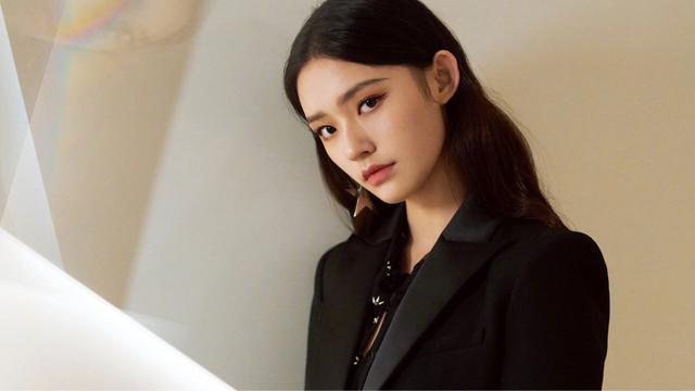 林允出生时,爸爸49岁,是搬运工。林允的自信源于穷人家的富养