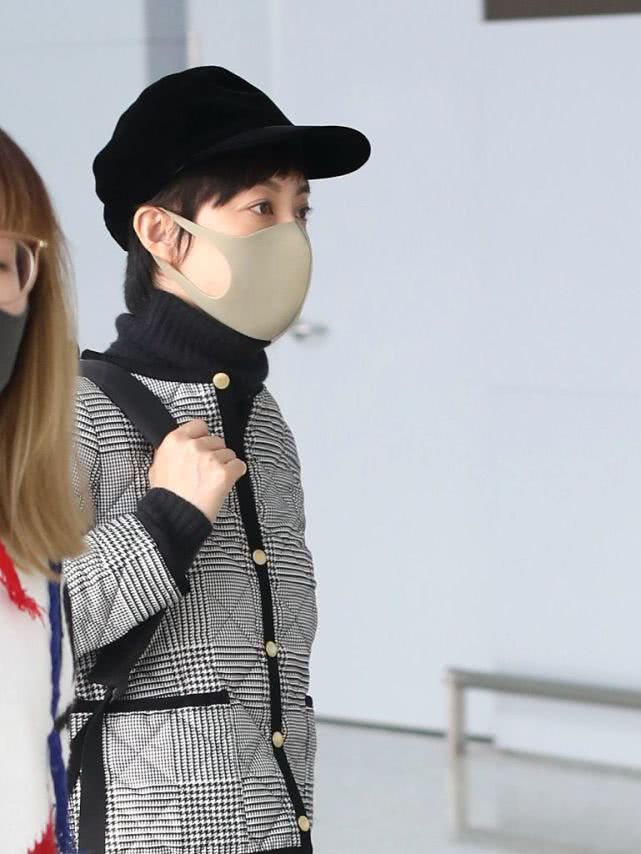 孙俪千鸟格棉服走机场，绿色袜子太抢镜，自己拿行李毫无明星架子