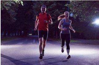 早晨空腹跑步到底好不好,早上空腹跑步好还是夜跑好