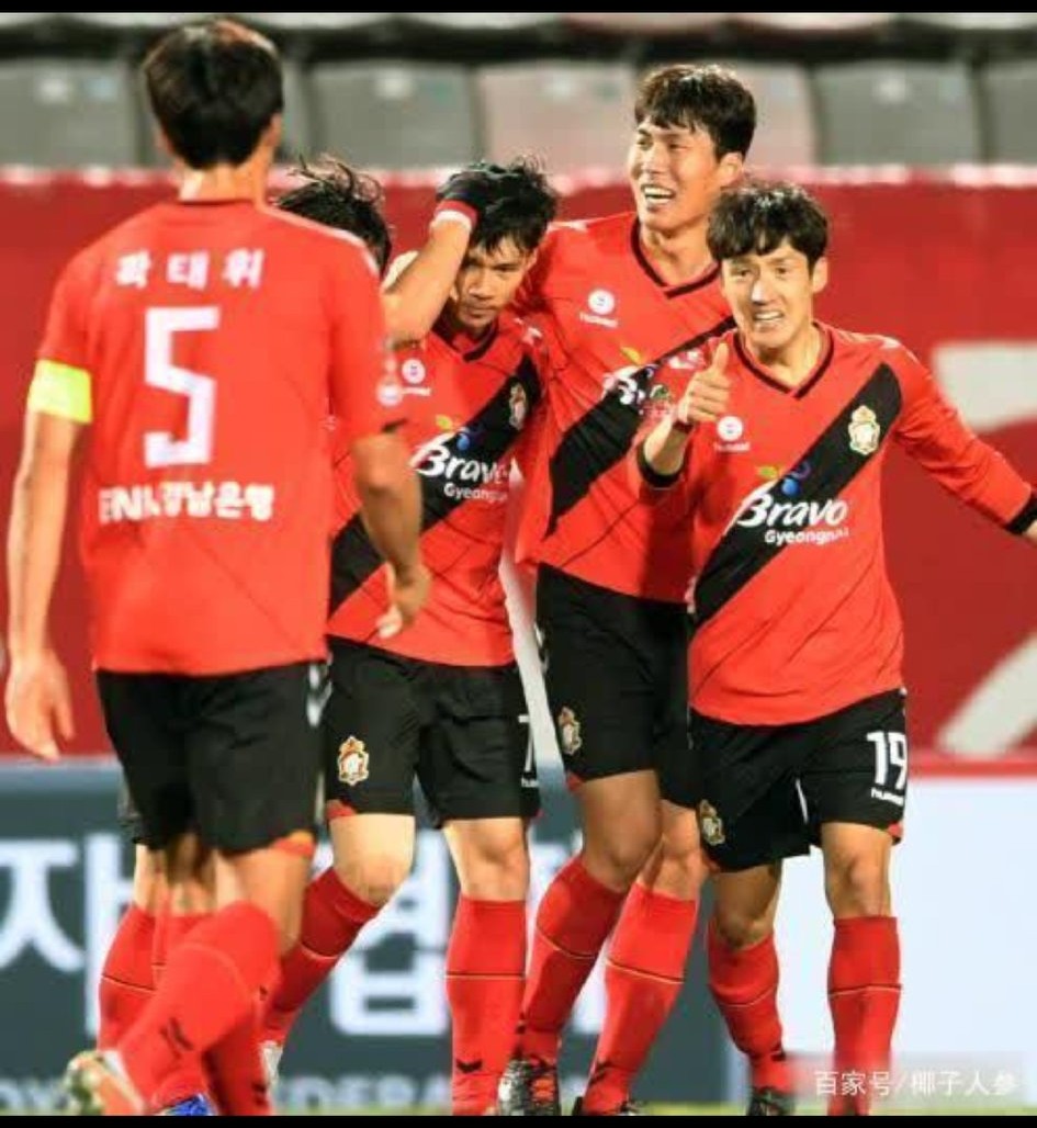 实况足球像皇马的队服,实况足球怎么弄第三件球衣