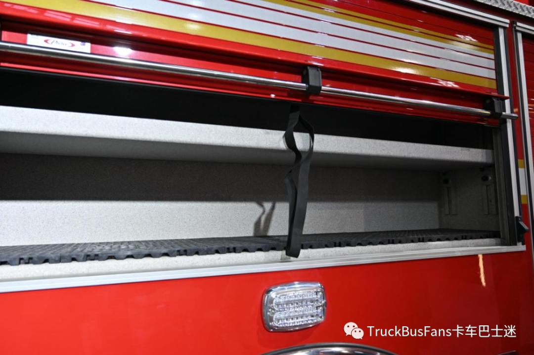 豪士科超高层供液消防车,供液能力达到420米,采用550马力底盘