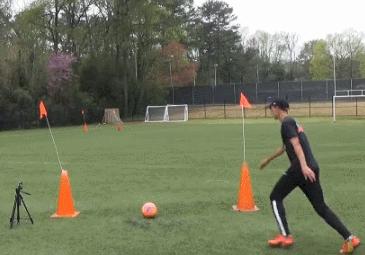 如何踢出一脚50米的长传球,长传球怎么踢的又高又远