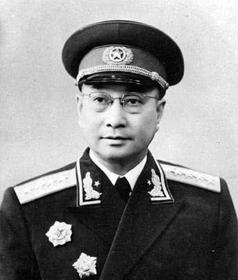 25岁小参谋第一次见到彭德怀就得一绰号，40年后成军委副主席