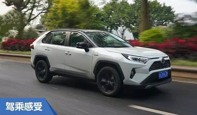 试驾丰田rav4荣放2023款风尚plus版,家用suv选rav4荣放和crv哪款合适