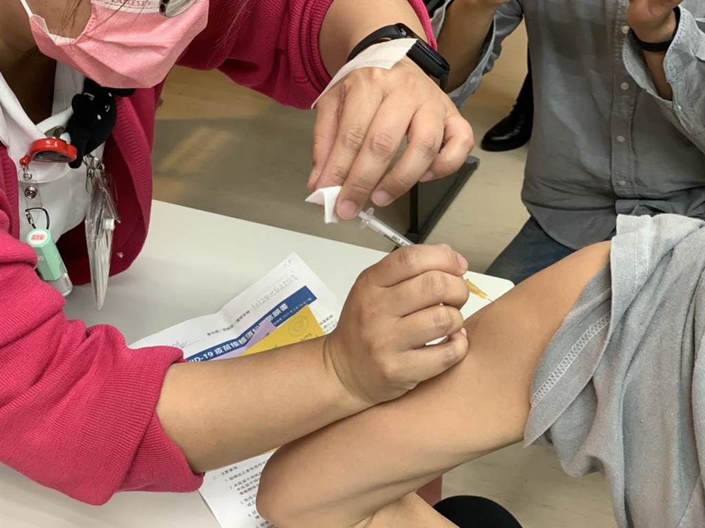 台当局公布AZ疫苗血栓病例,亲友不满:轻描淡写,为救命家当都卖光