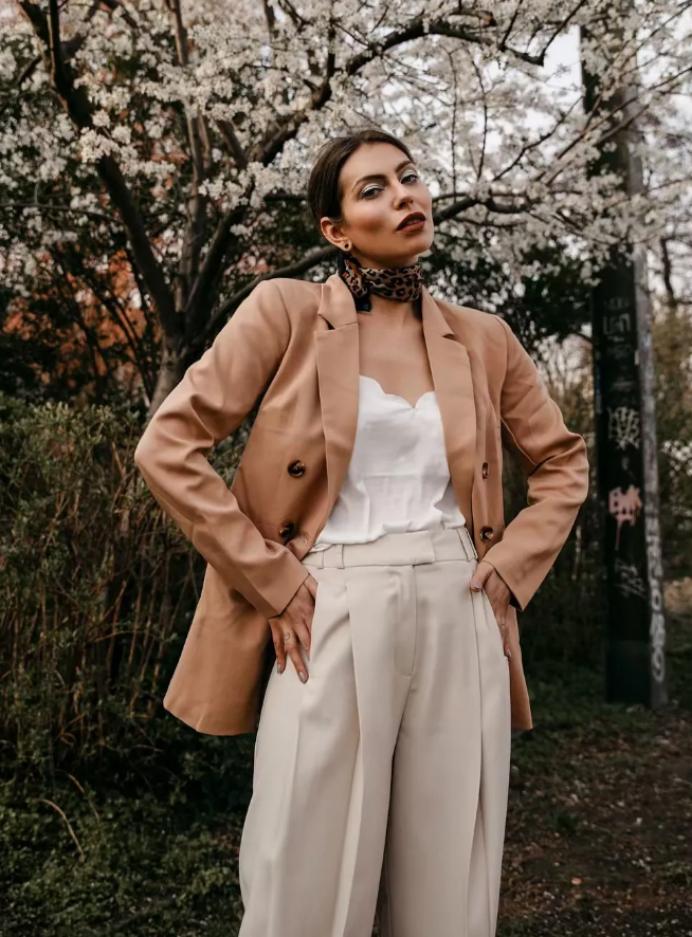 简单粗暴却满满时尚感的丝巾系法,丝巾的三种时尚系法小技巧