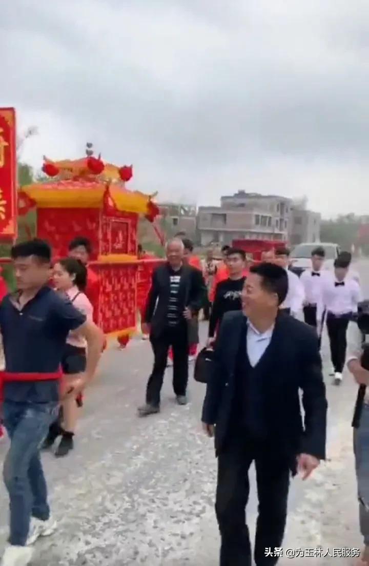 玉林这些婚礼火了！他们骑摩托，坐共享，抬花轿来接新娘