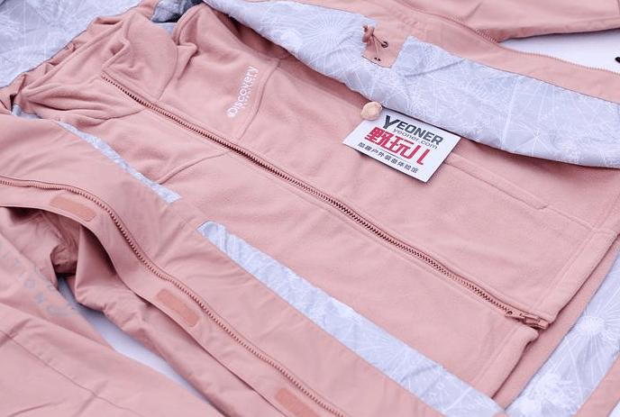 既时尚又实用的冲锋衣,简约而不简单的冲锋衣奢潮