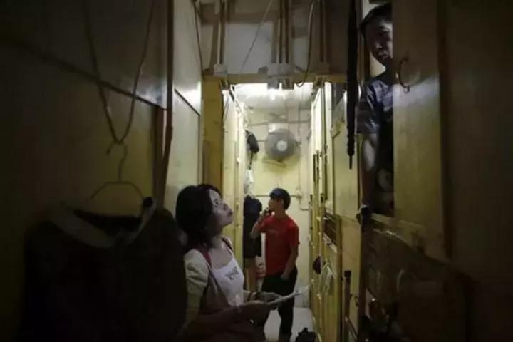 香港鸽笼房和棺材房真实生活,香港的棺材房是怎么样的