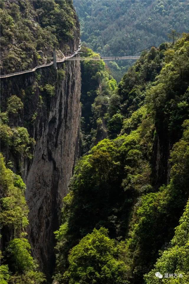 悬崖栈道景区游览图,旅游绝壁栈道探险