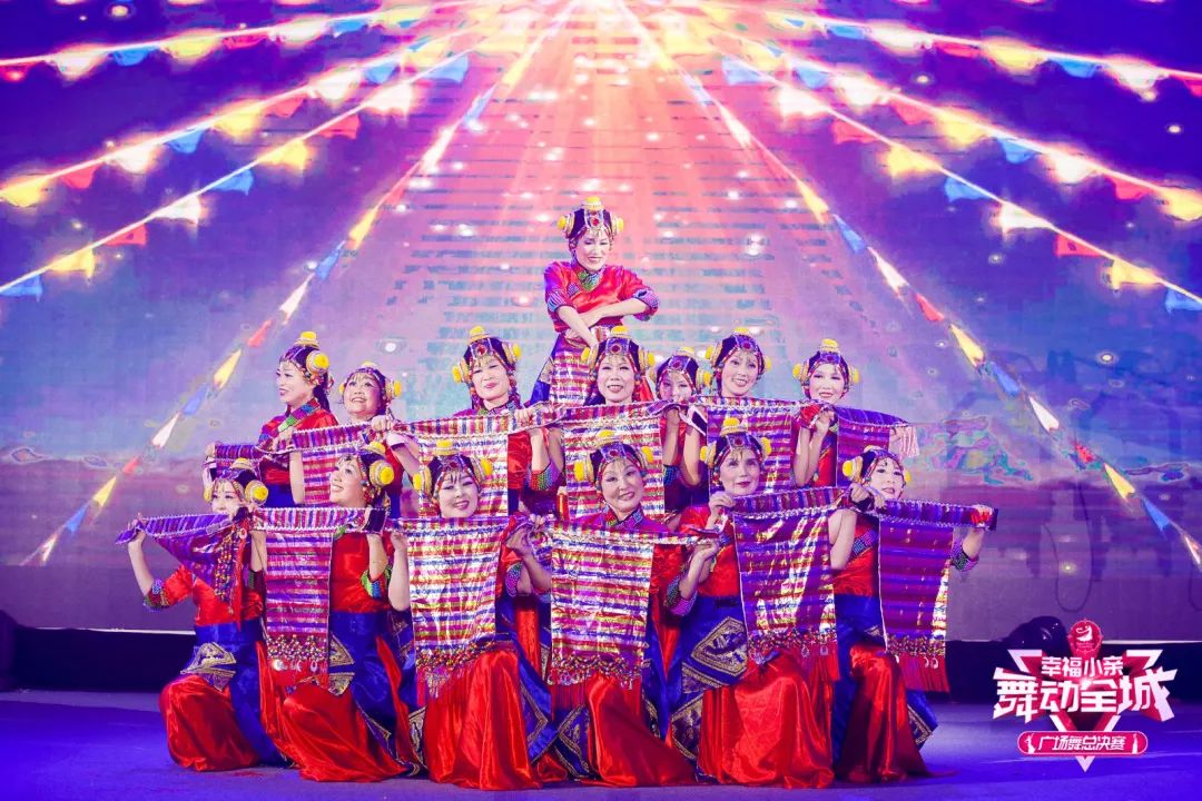 大妈们参加广场舞比赛,春晚广场舞比赛