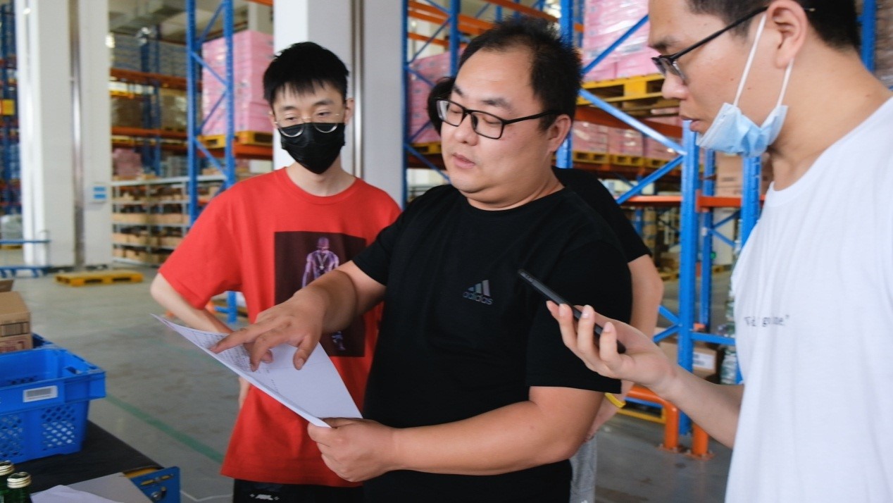 苏宁国际匡威售假后续：投诉用户实地探访宁波保税仓