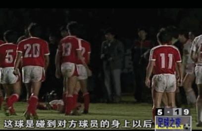 18年巴西球迷扔杂物砸大巴,前国脚曝16年前花20万能进国足