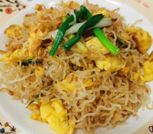 为啥夜宵摊的炒粉那么好吃？4个小窍门，米粉松散不结坨，真筋道