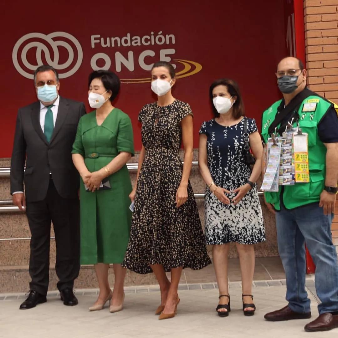 西班牙莱后不敌韩第一夫人，二穿旧裙老气突显，全靠高马尾撑精神