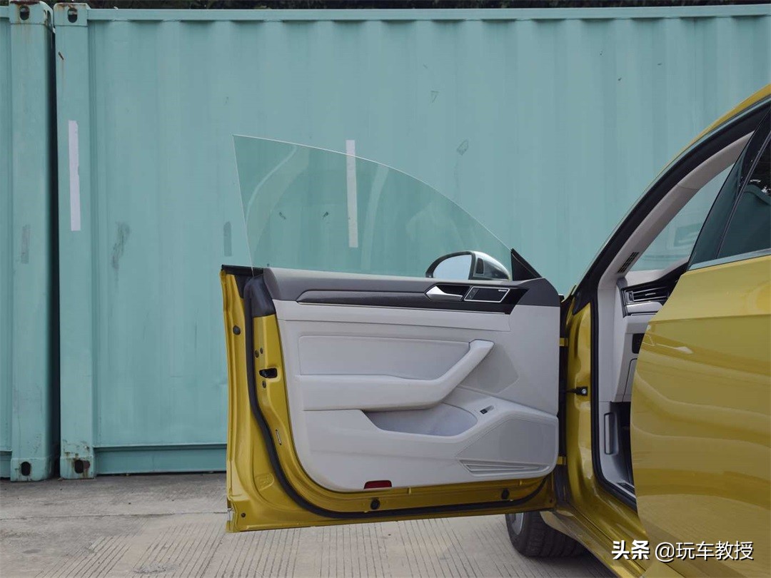 自己买的地下停车位收费合法吗,网友热评路边停车收费