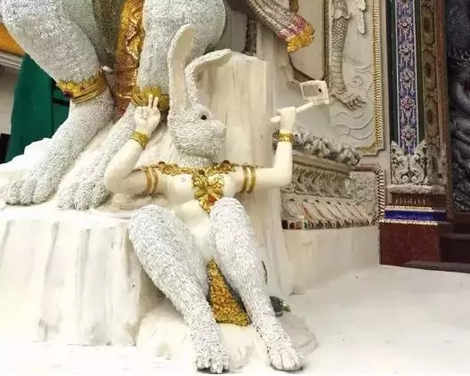 开动漫店的常见，开“二次元”寺庙的你见过吗？