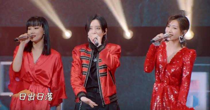 暖心郁可唯唱歌,郁可唯羽绒服蓝色