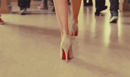 很多人崴了脚不知道该怎么办,那些崴脚后的人现在怎么样了