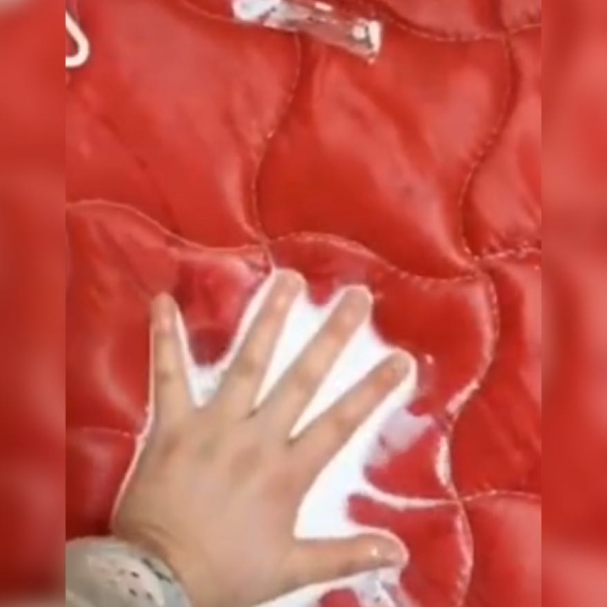 熊孩子给床垫“喝牛奶”火了，网友：这牛奶床，想想都觉得太奢侈