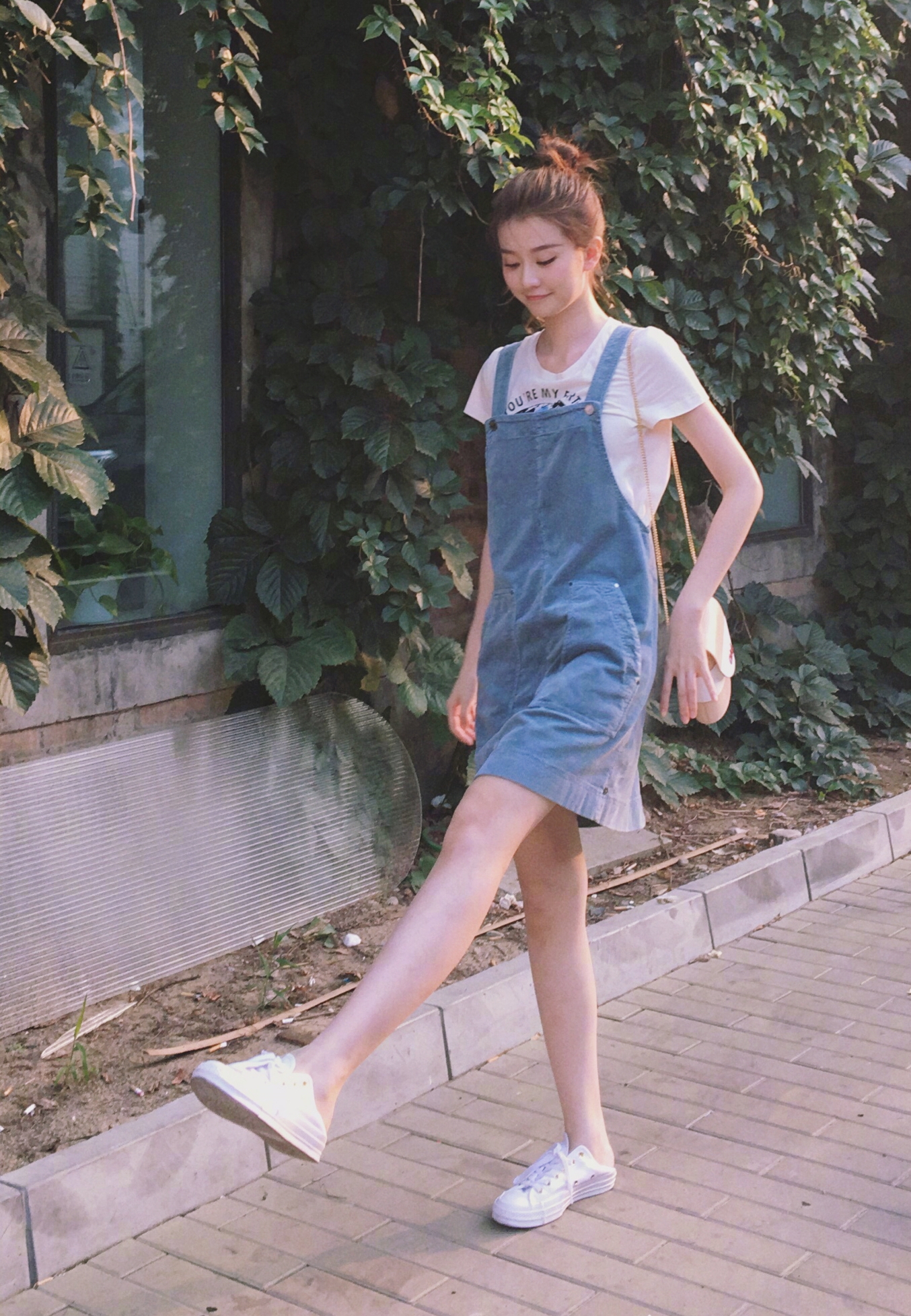 乔欣身穿紧身衣牛仔裤简约时尚,乔欣露脐t恤紧身牛仔裤穿搭